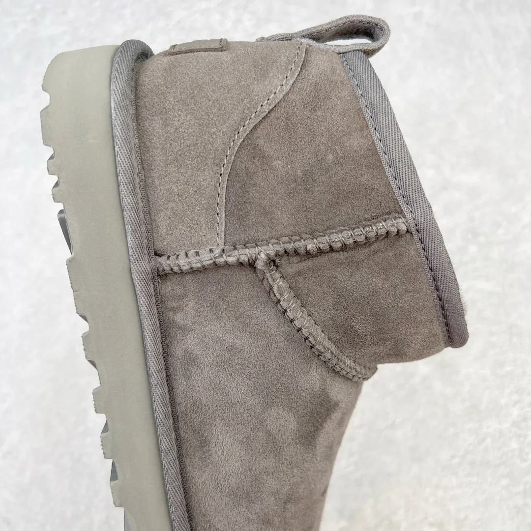 Pick up locally 💰520 UGG Zhou Dongyu's same style 6109 classic autumn and winter sheep fur integrated snow boots. All shoes are made from ZP. Longfeng A-grade Australian imported sheep fur integrated men's and women's boots. Brand OEM production line. Fully follow the ZP process. OEM original pattern maker. Adhering to the principle of no original shoes and no development selection. Pay attention to every detail. The most authentic version on the market TREADLITE "Light Wing" technology outsole Lightweight/durable/flexible/pile type [solemn after-sales commitment] If there are major quality problems such as degumming/broken bottom within one month, we will directly replace it with a new one for you! Size: 35 36 37 38 39 40 41 42 43 44 45 Coding: by2936050